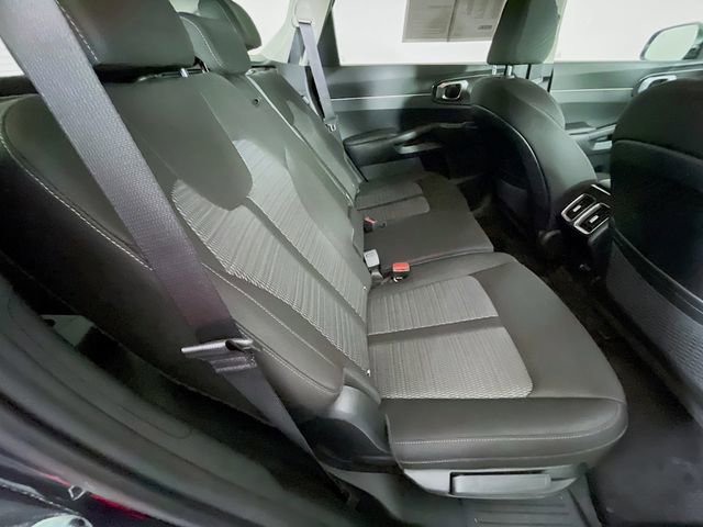 Used 2025 Kia Sorento LX image 27