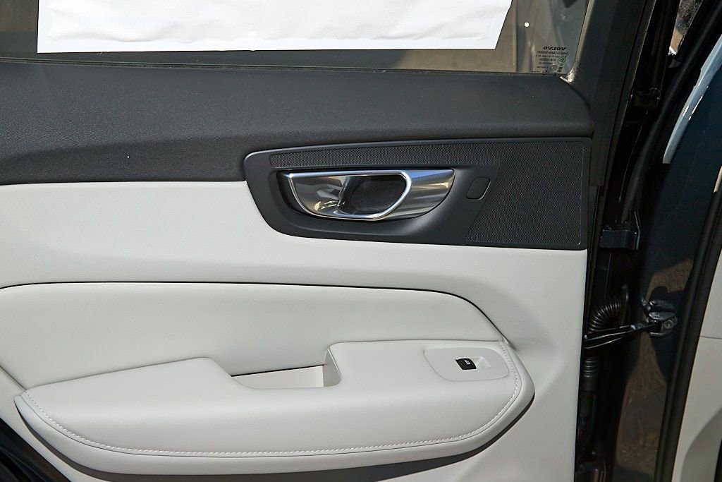 New 2026 Volvo XC60 T8 Ultra w/ Protection Package Premier image 18