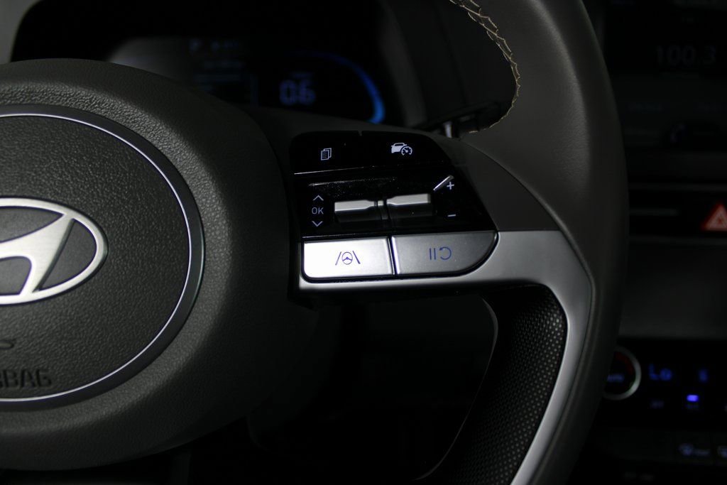 Certified 2025 Hyundai Elantra Sport image 24