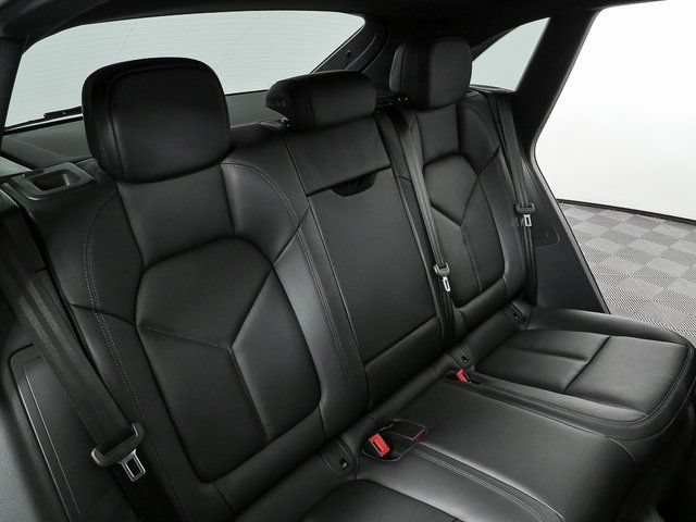Certified 2026 Porsche Macan AWD/4WD image 22