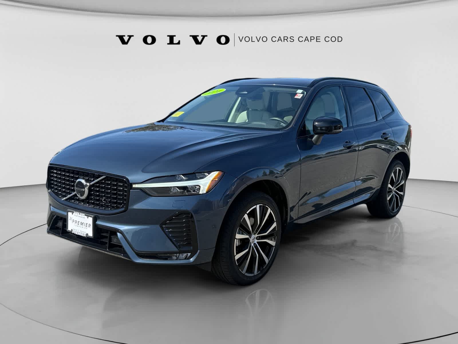 Used 2024 Volvo XC60 B5 Plus w/ Climate Package AWD/4WD image 3