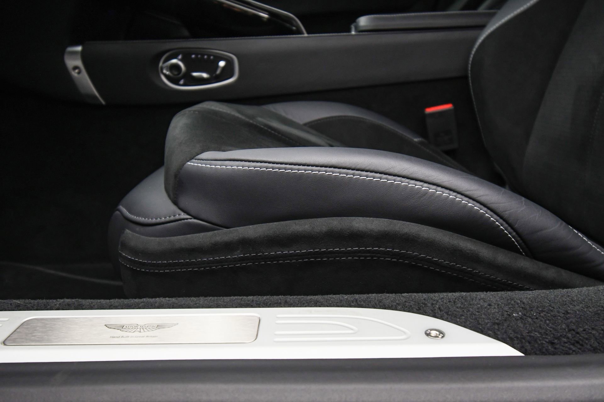 Used 2025 Aston Martin V8 Vantage Coupe image 40