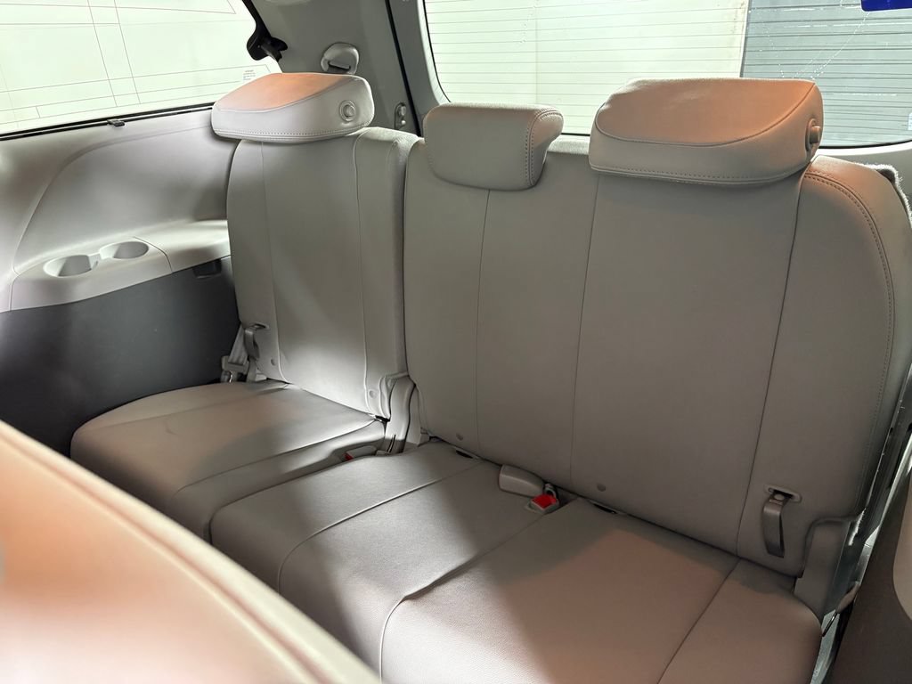 Used 2020 Toyota Sienna XLE FWD image 32