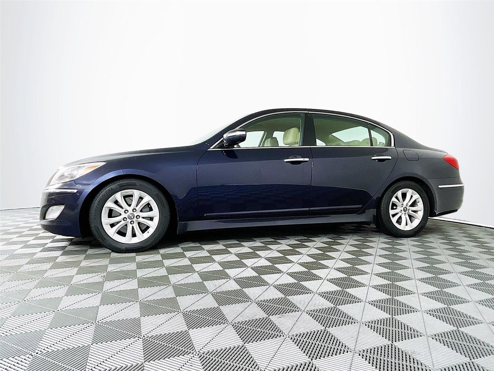 Used 2012 Hyundai Genesis 3.8 image 4