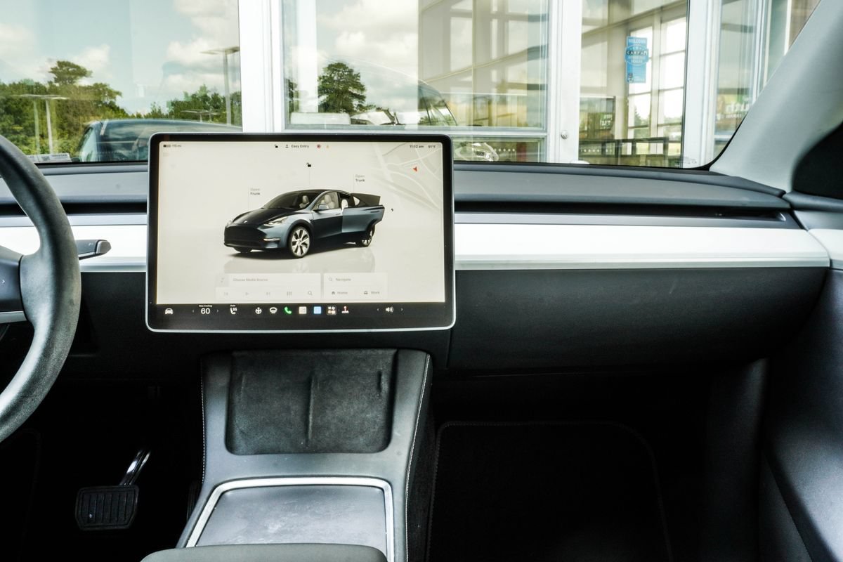 Used 2024 Tesla Model Y Long Range AWD/4WD image 18