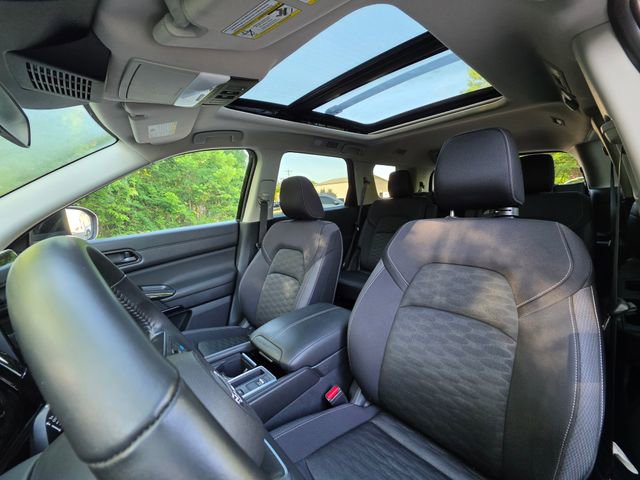 Used 2024 Nissan Pathfinder SV w/ SV Premium Package image 12