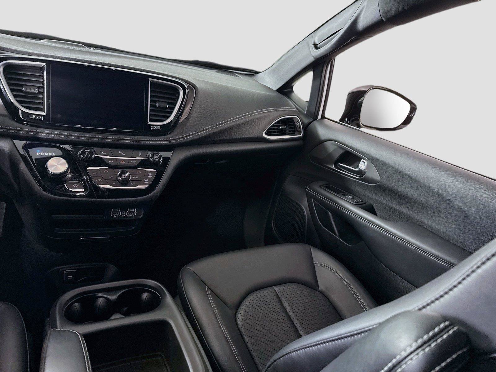 Used 2025 Chrysler Pacifica Select FWD image 15