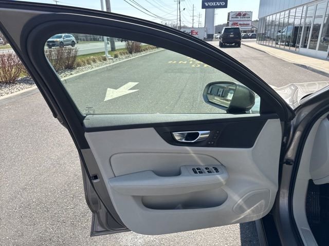 Used 2020 Volvo V60 T5 Cross Country image 19