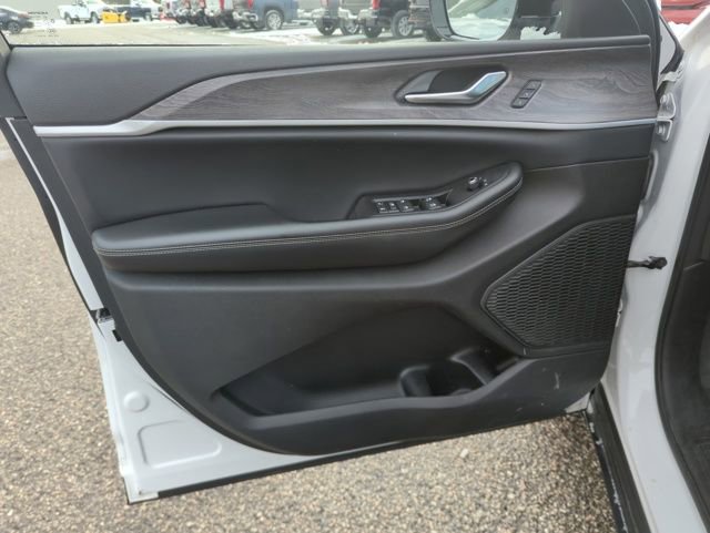 Used 2023 Jeep Grand Cherokee Limited w/ Luxury Tech Group II image 16