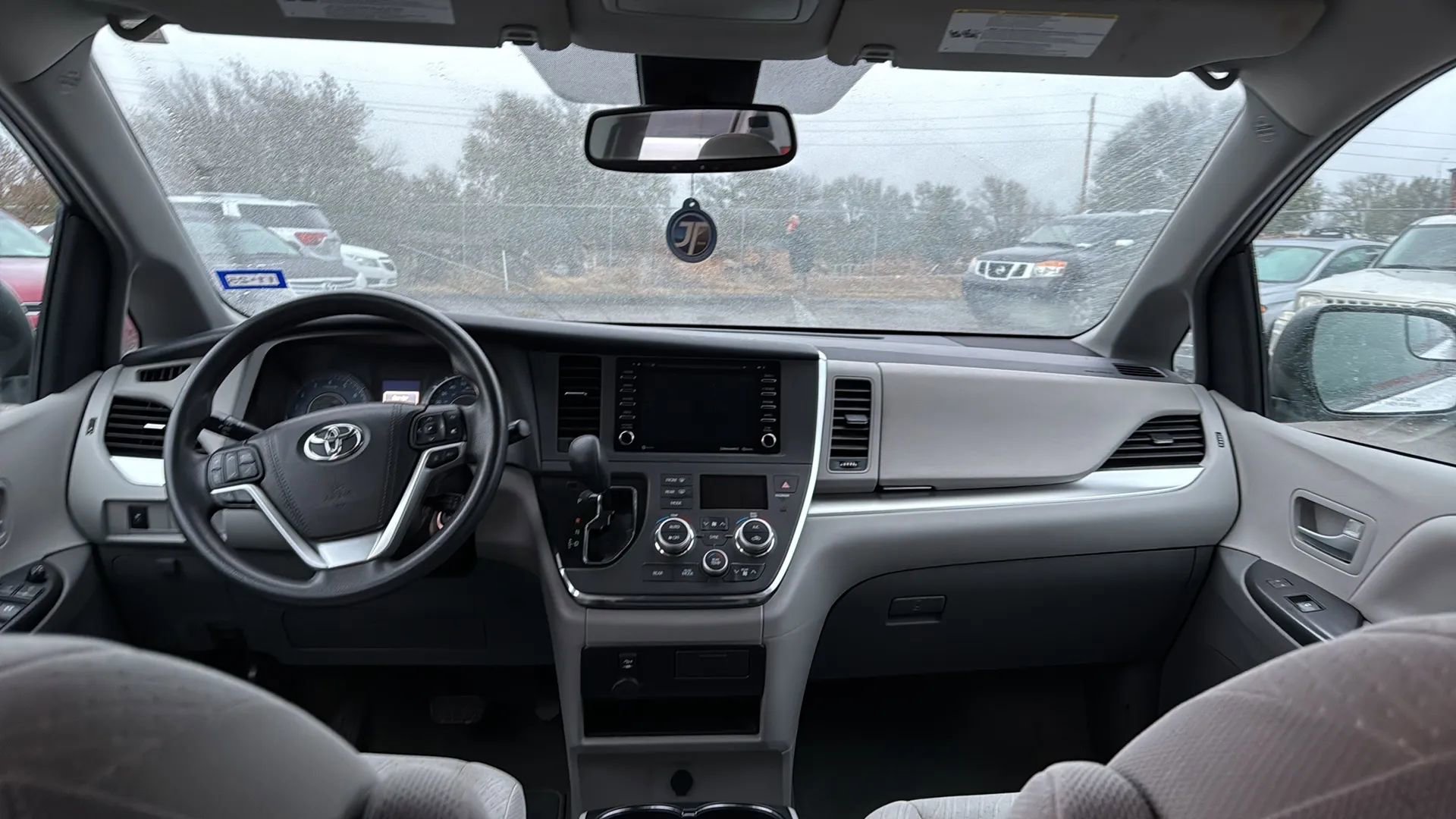 Used 2018 Toyota Sienna LE image 28