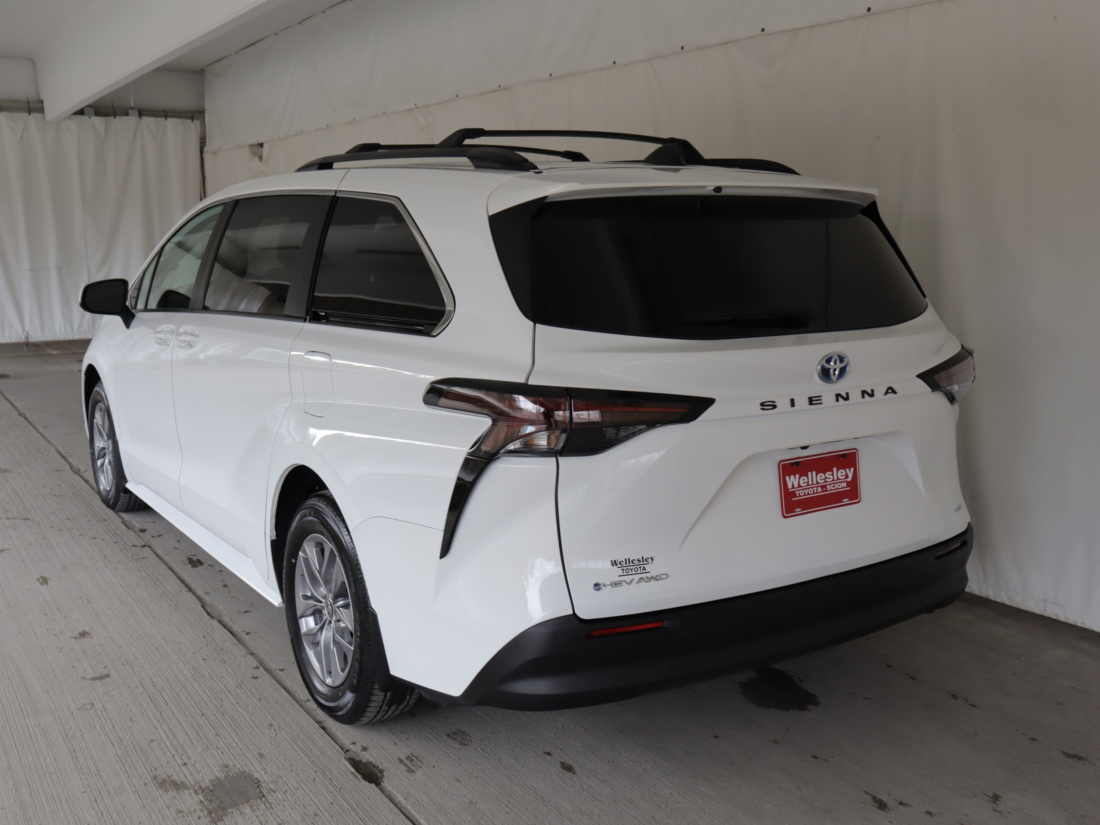 Used 2025 Toyota Sienna LE image 24