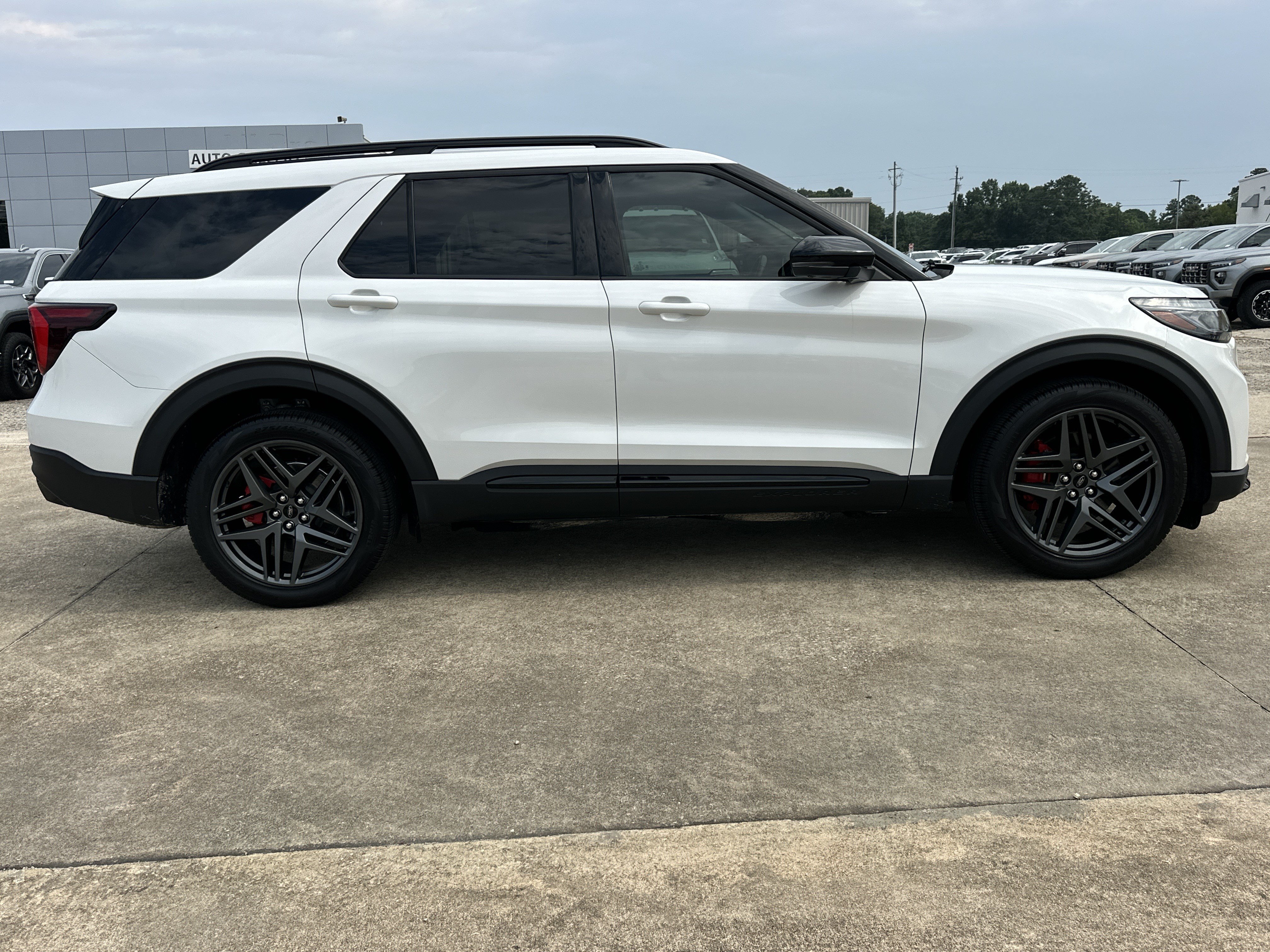 Used 2025 Ford Explorer ST AWD/4WD image 4
