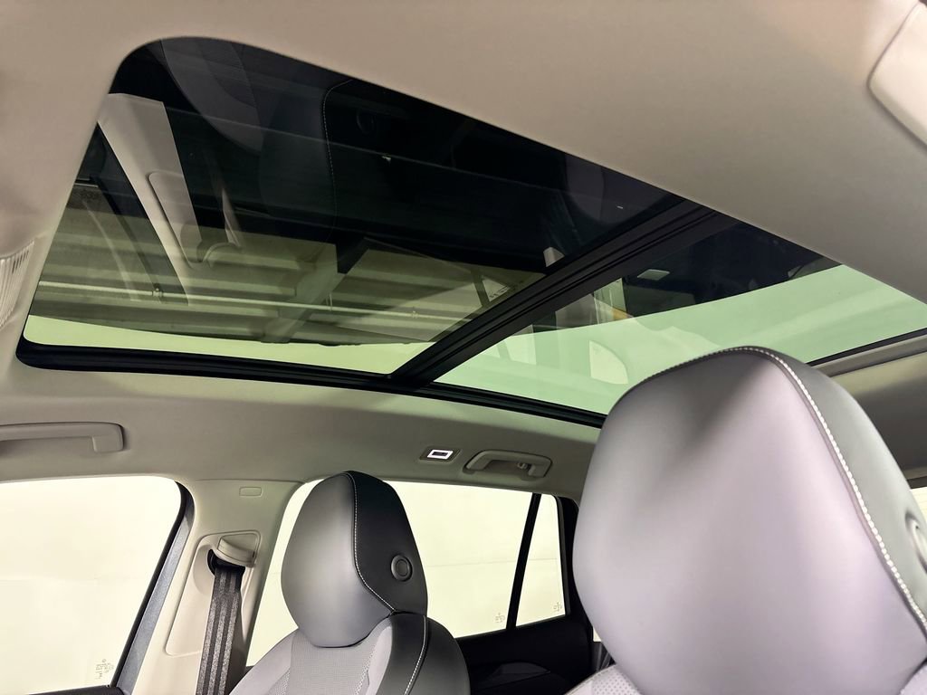 New 2025 Volkswagen Tiguan SE image 18