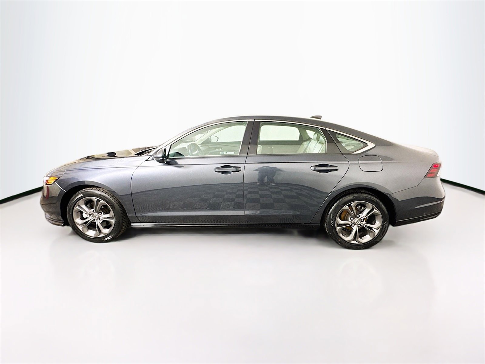 Used 2023 Honda Accord EX-L image 4