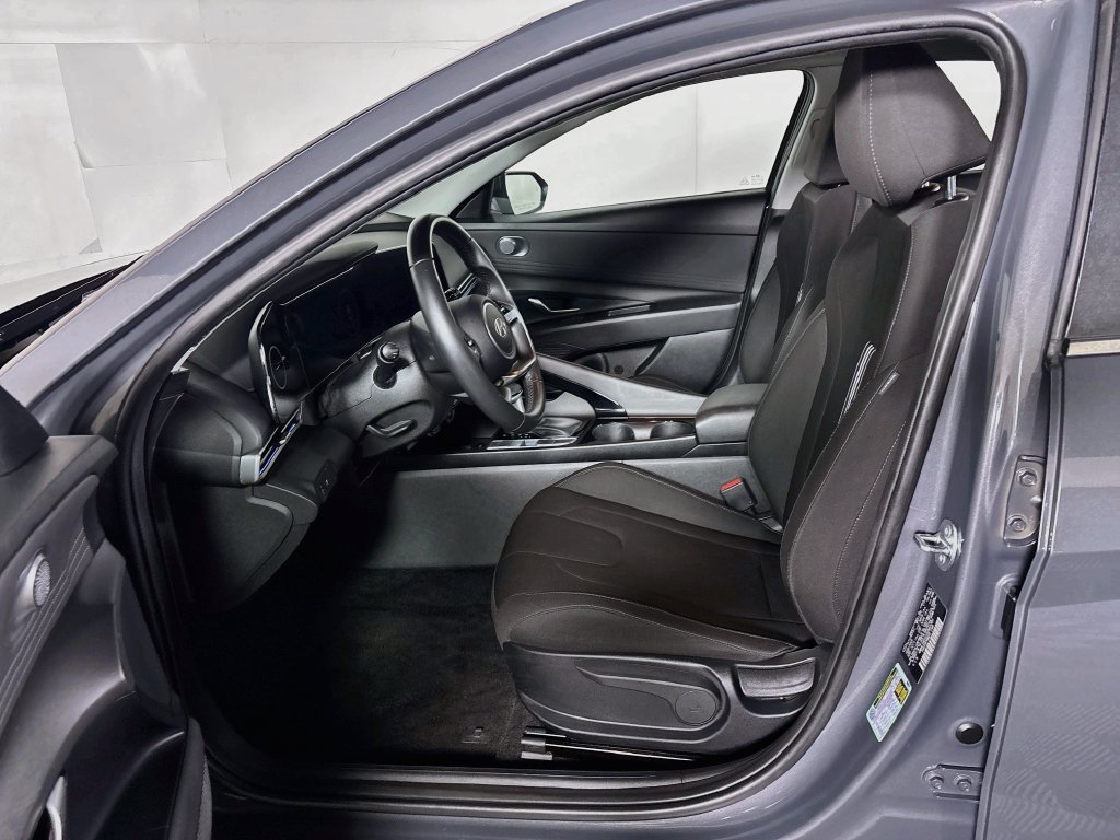 Used 2025 Hyundai Elantra SEL FWD image 11