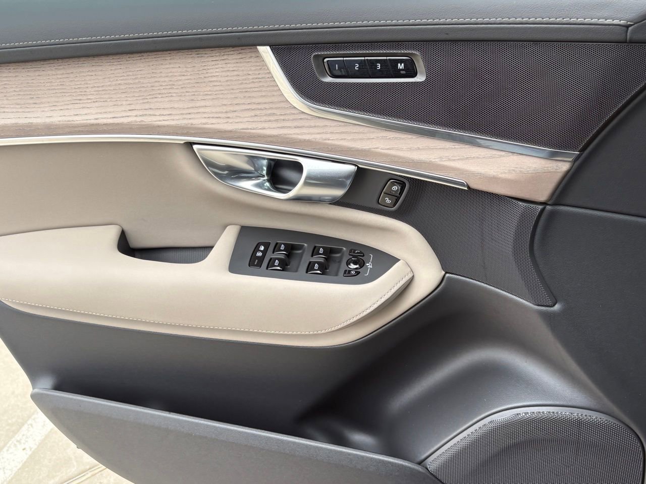 New 2026 Volvo XC90 B6 Core w/ Protection Package Premier image 18