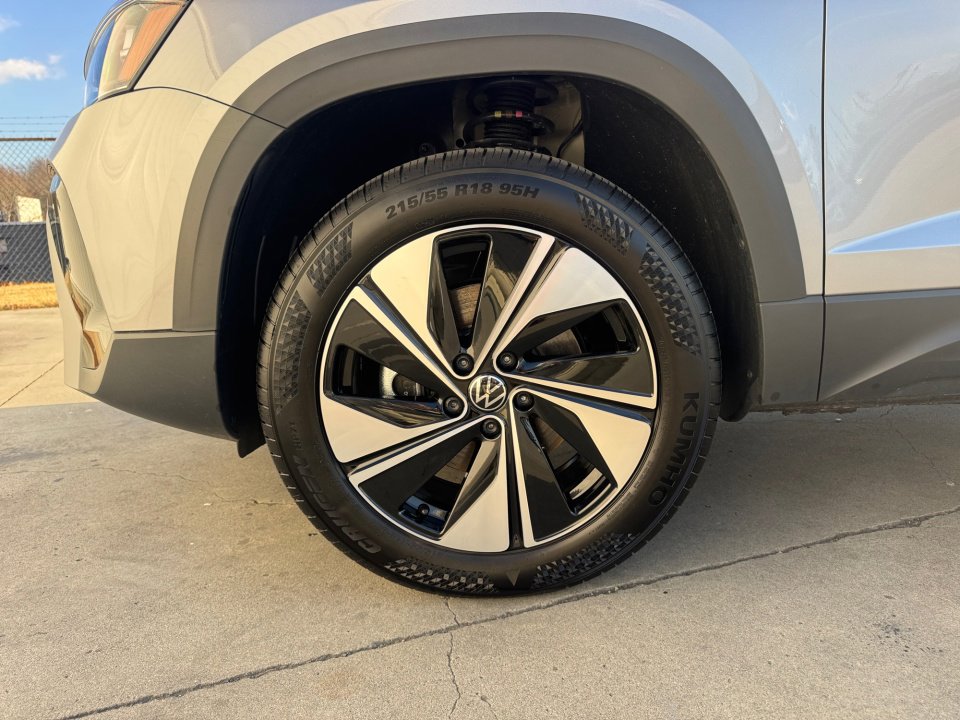 Used 2025 Volkswagen Taos SE w/ Panoramic Sunroof Package image 31