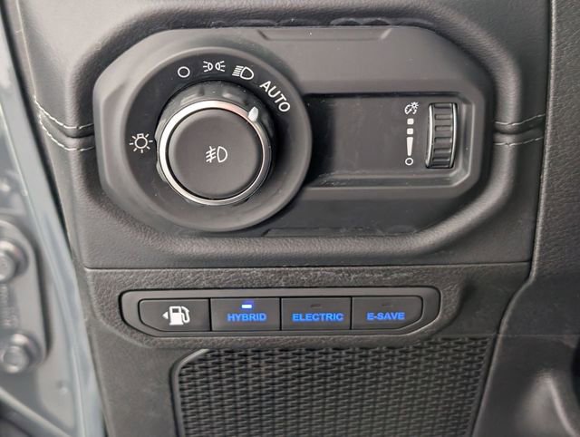 Used 2025 Jeep Wrangler Unlimited Sahara image 13