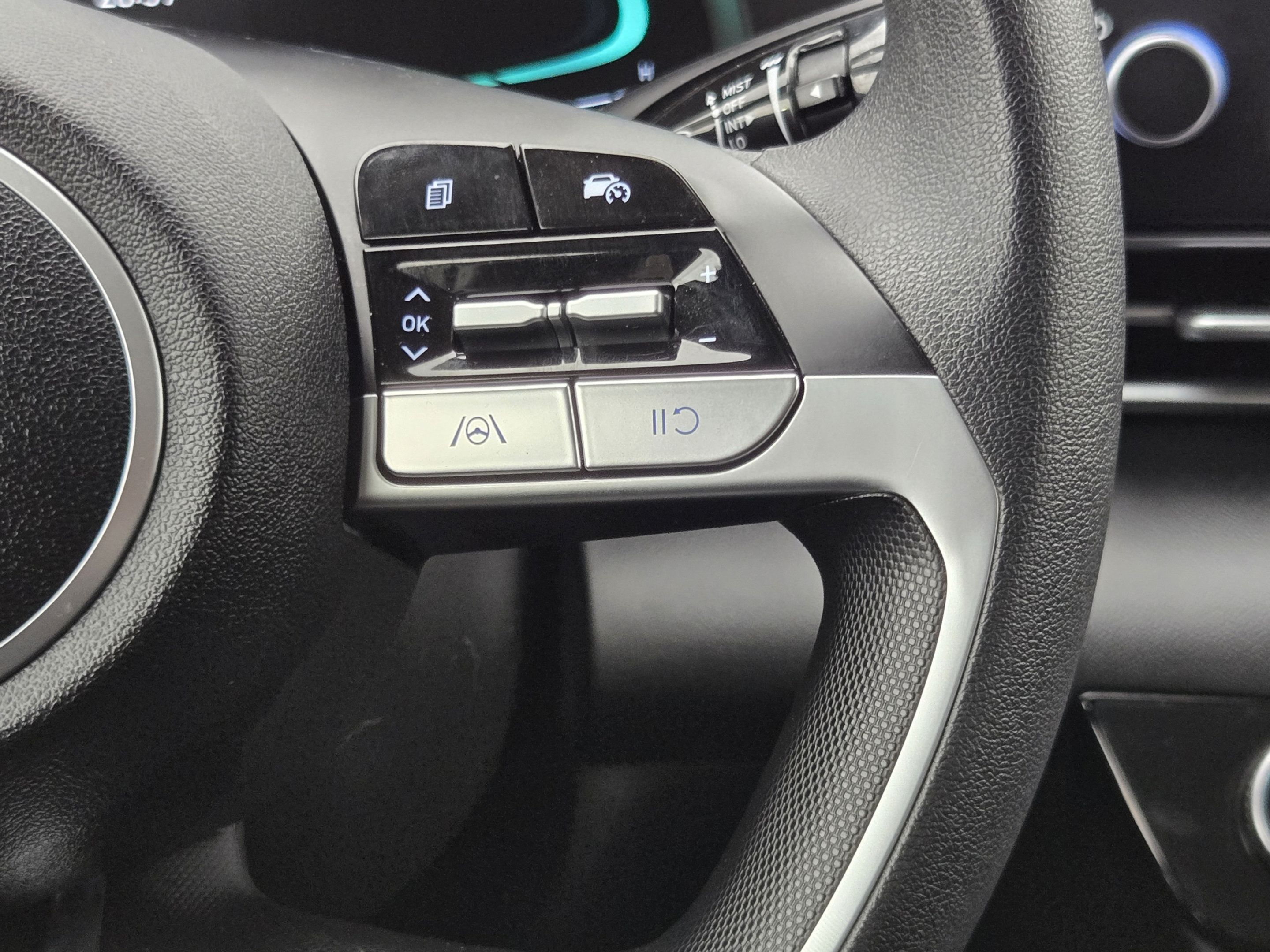 Used 2025 Hyundai Elantra Hybrid FWD image 26