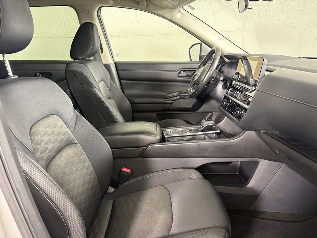 Used 2024 Nissan Pathfinder SV FWD image 14