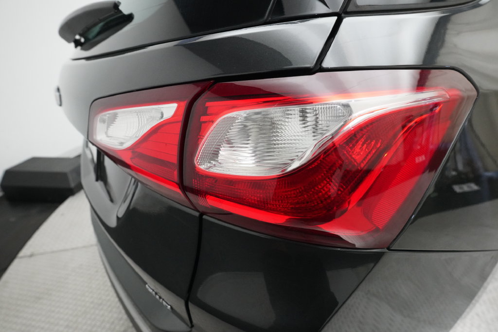 Used 2018 Chevrolet Equinox LS AWD/4WD image 29
