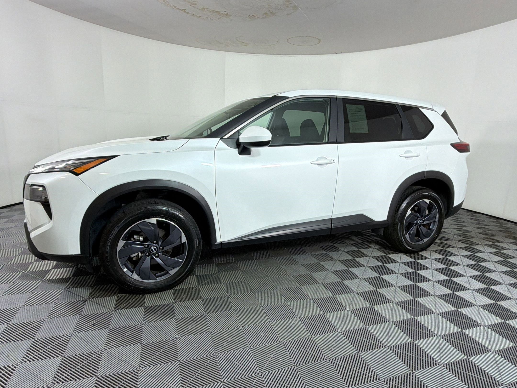 Used 2025 Nissan Rogue SV FWD image 17