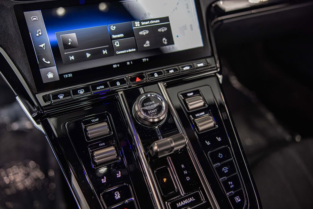 Used 2025 Aston Martin V8 Vantage Coupe image 25