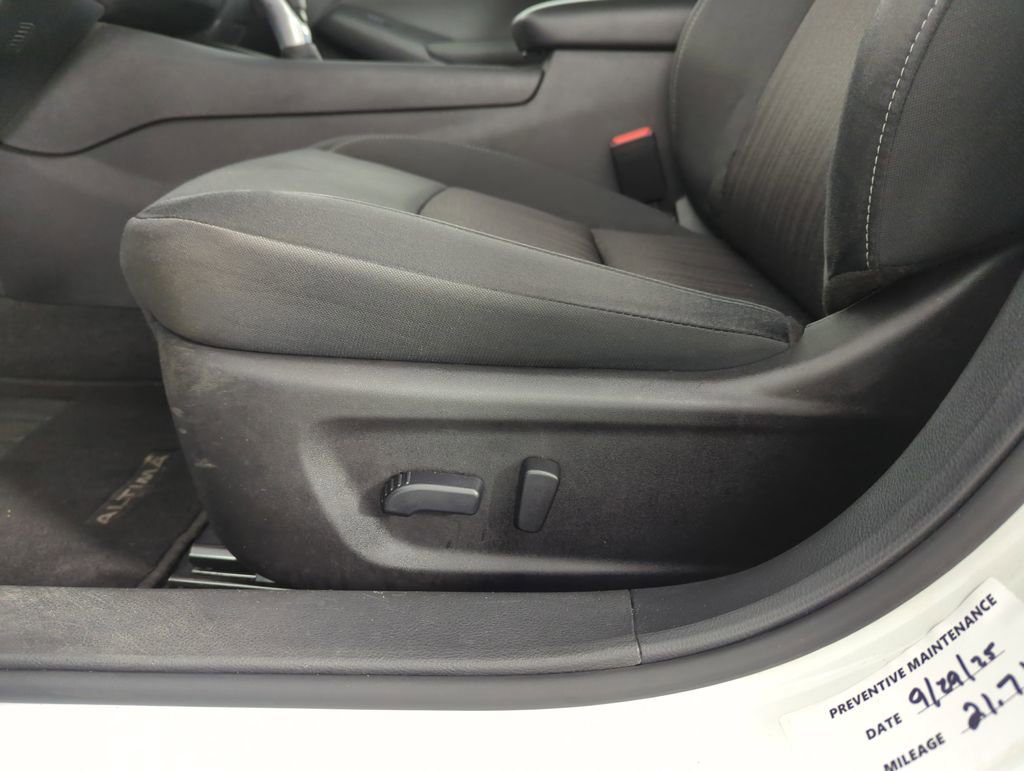 Used 2025 Nissan Altima 2.5 SV image 13