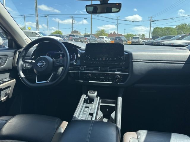 Used 2024 Nissan Pathfinder Platinum w/ Black Appearance Package image 13
