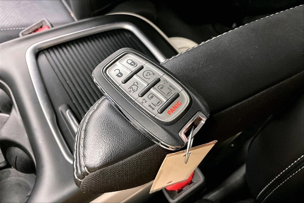 Used 2024 Chrysler Pacifica Limited FWD image 11