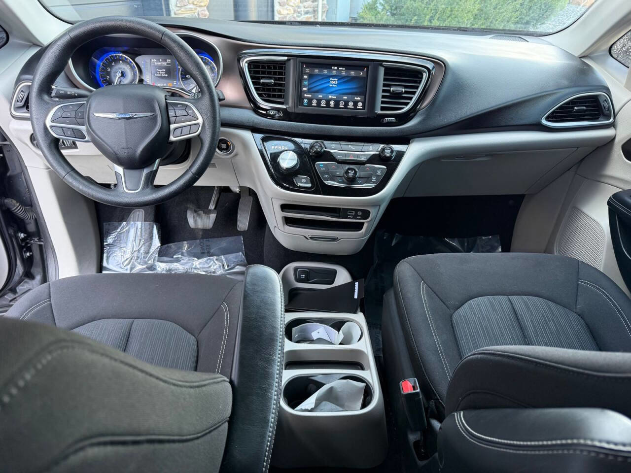 Used 2020 Chrysler Voyager LX image 11