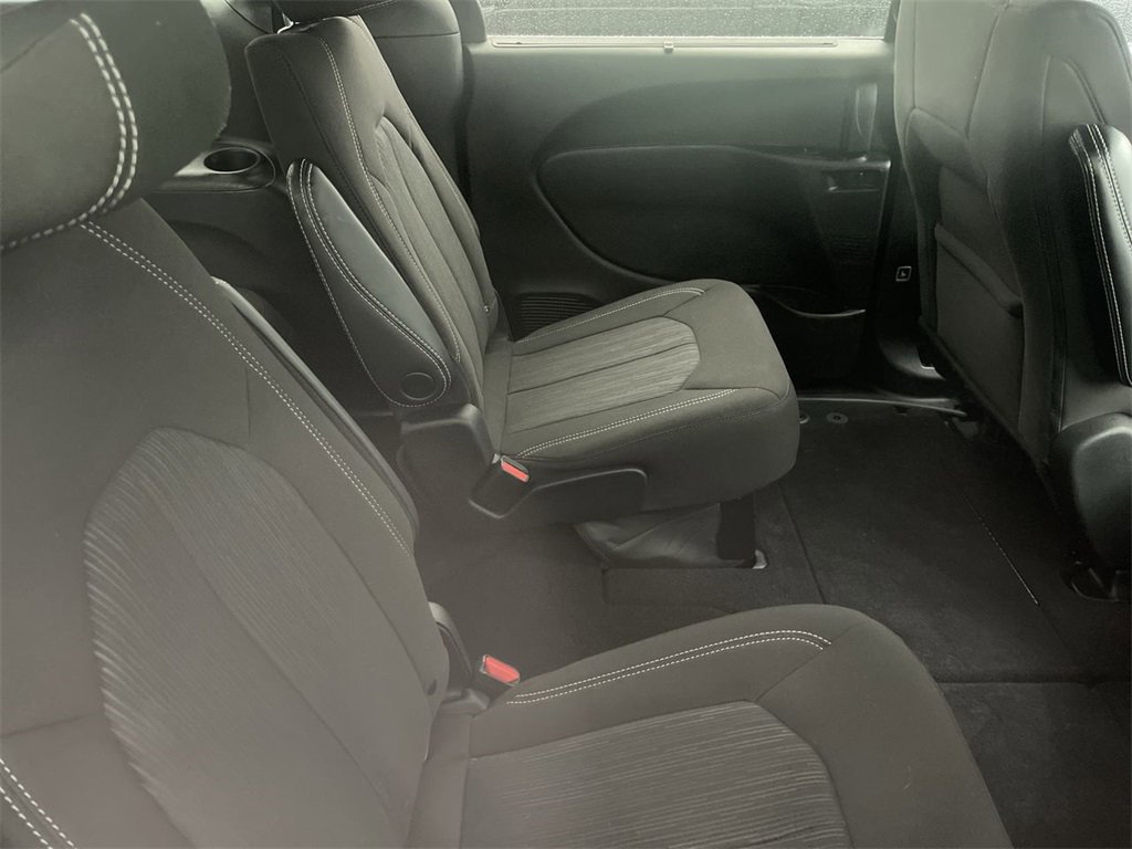 Used 2022 Chrysler Pacifica Touring image 10