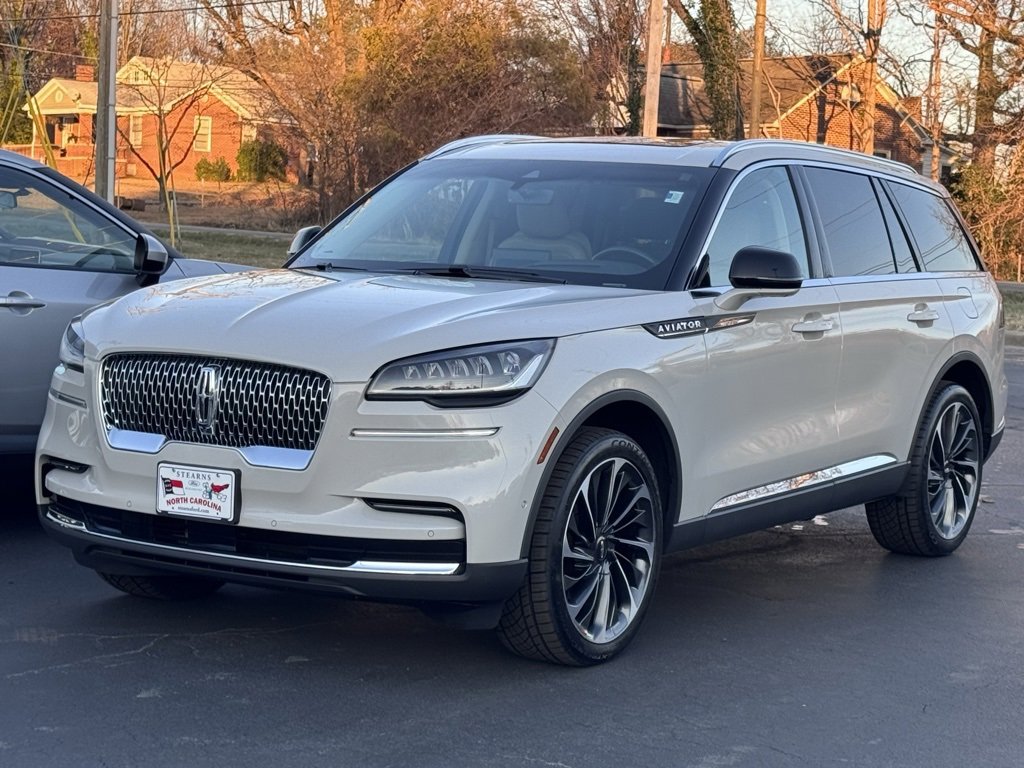 Used 2023 Lincoln Aviator Reserve w/ Equipment Group 201A image 2