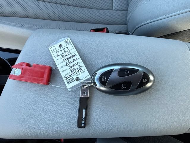 Used 2025 Hyundai Elantra Limited FWD image 33