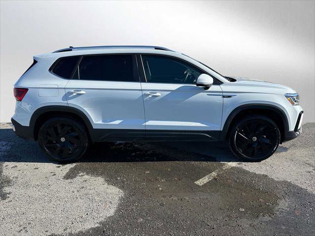 Used 2024 Volkswagen Taos SEL AWD/4WD image 2