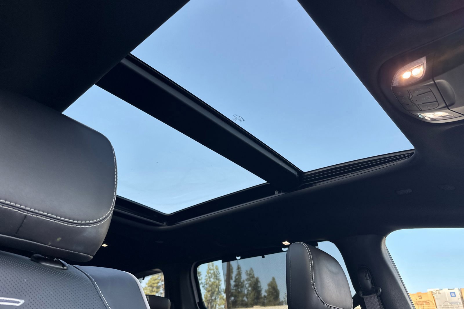 Used 2024 Chrysler Pacifica Limited w/ Uconnect Theater Family Group image 17