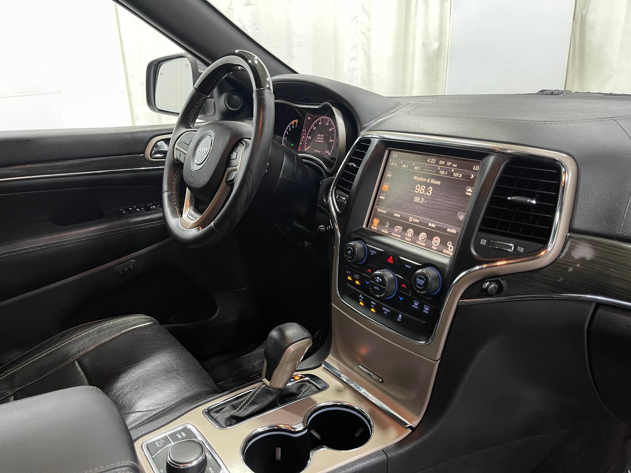 Used 2017 Jeep Grand Cherokee Overland AWD/4WD image 20