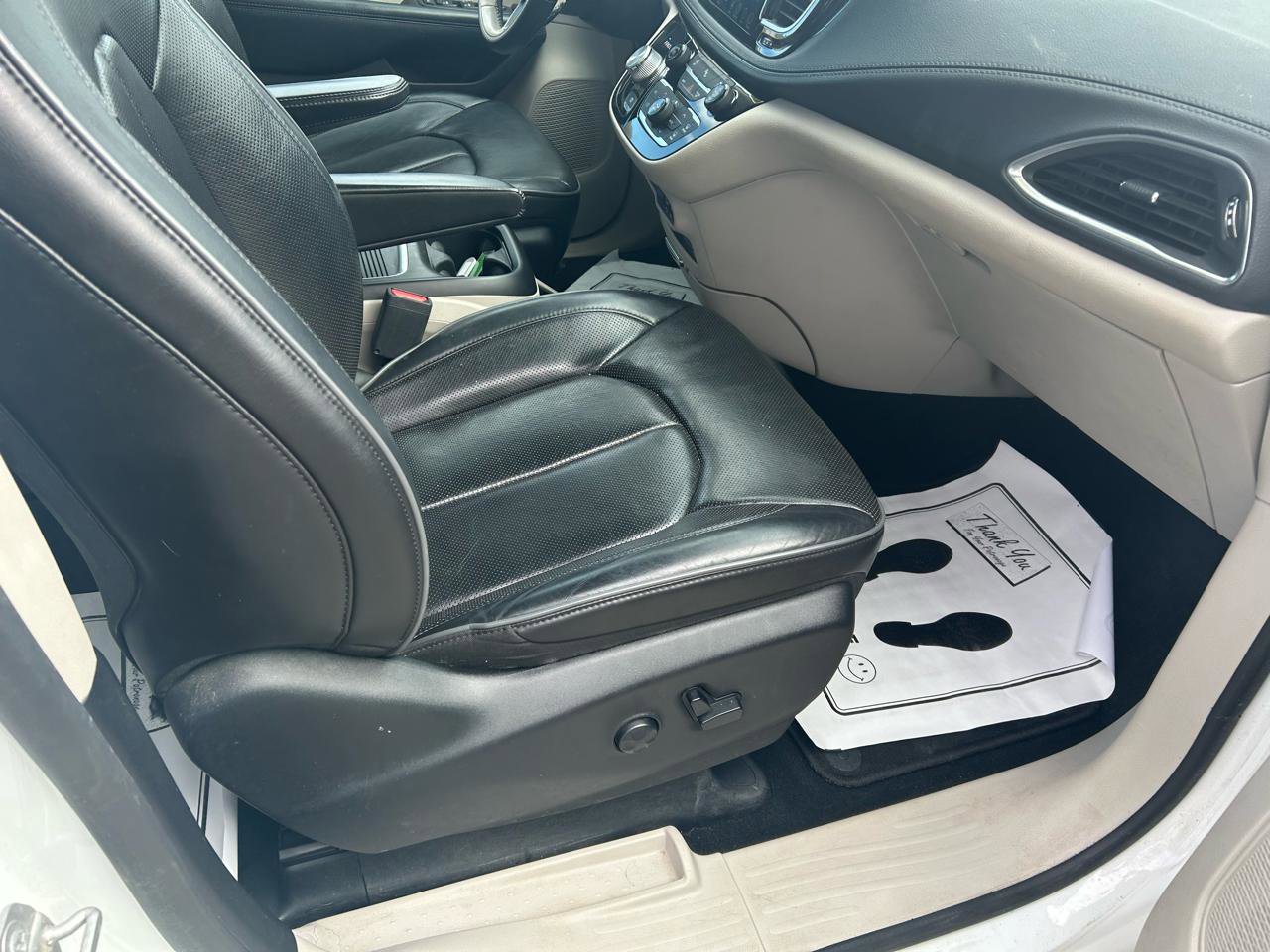 Used 2019 Chrysler Pacifica Limited image 12