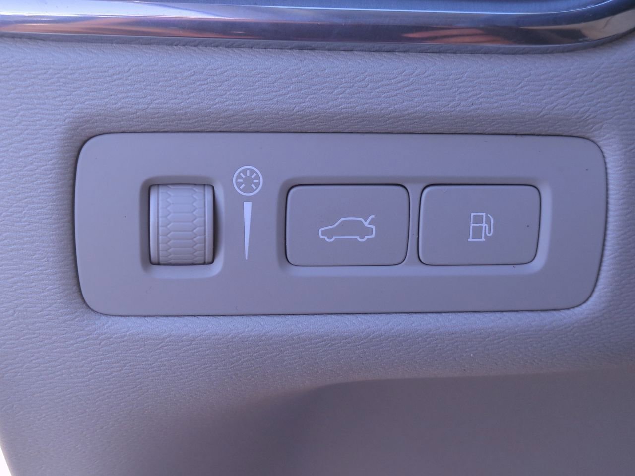 Used 2020 Volvo XC60 T8 Momentum image 25