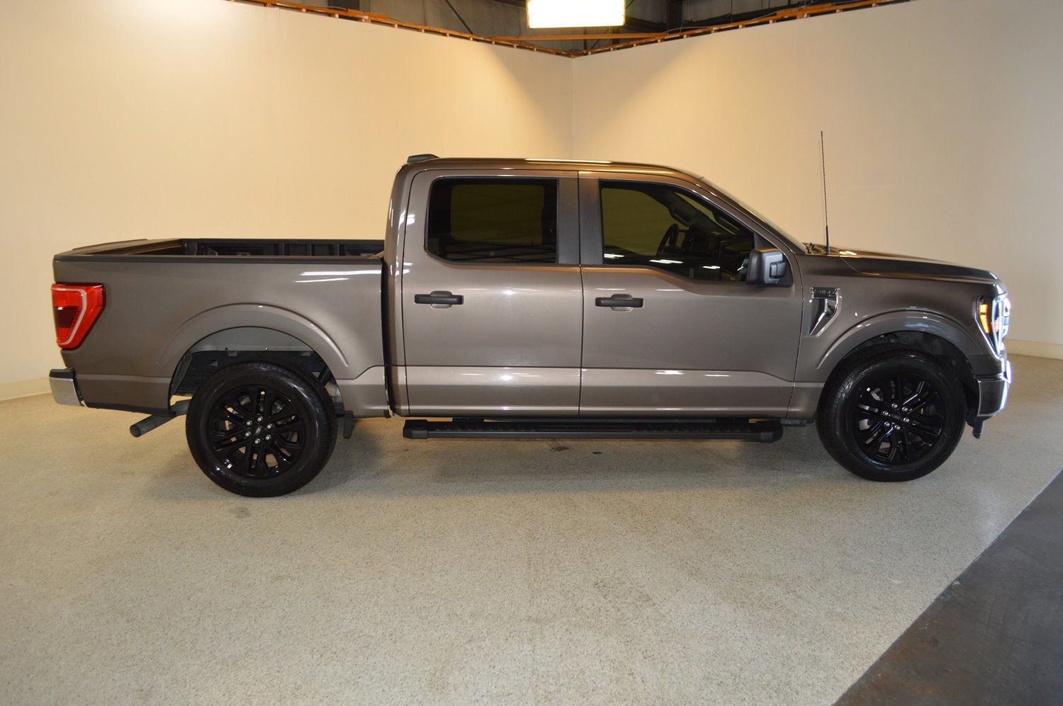Used 2023 Ford F150 XLT image 2