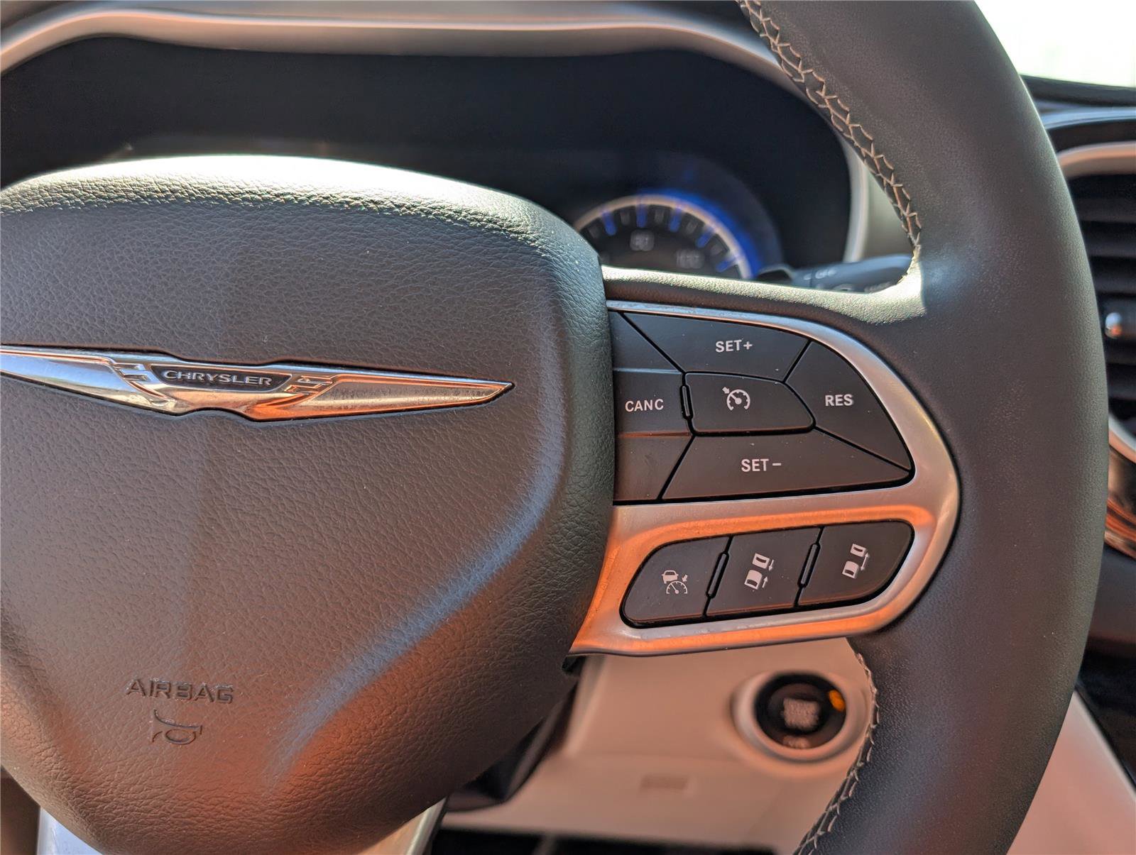 Used 2022 Chrysler Pacifica Touring-L FWD image 25