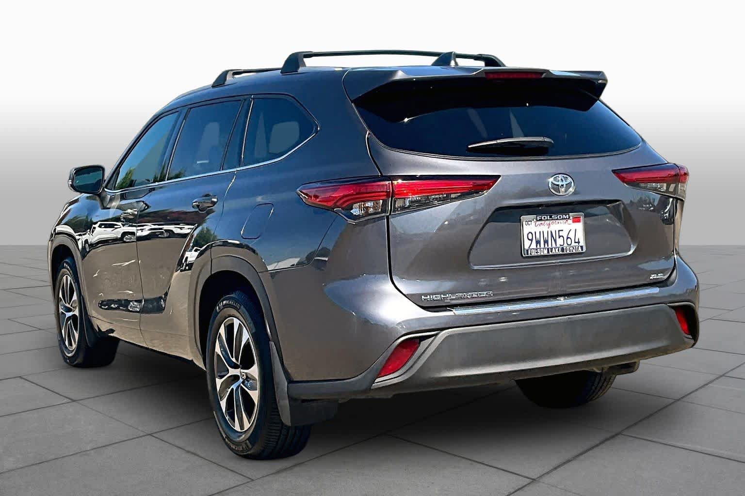 Used 2022 Toyota Highlander XLE FWD image 11