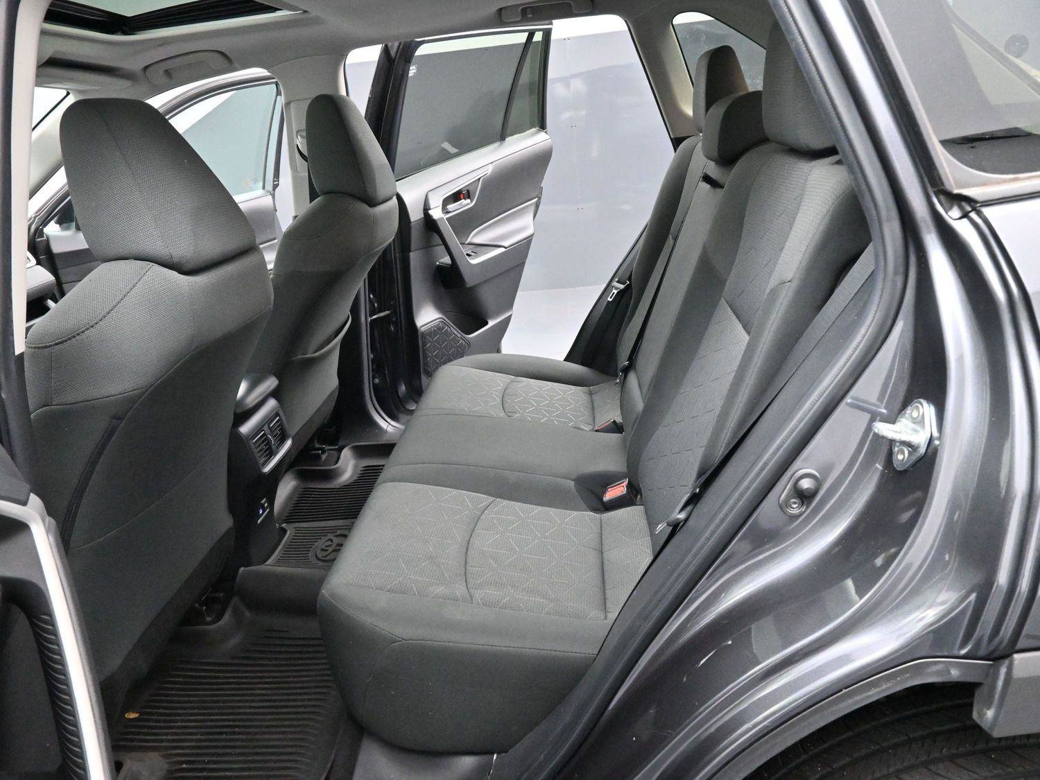 Used 2022 Toyota RAV4 XLE w/ Convenience Package image 32