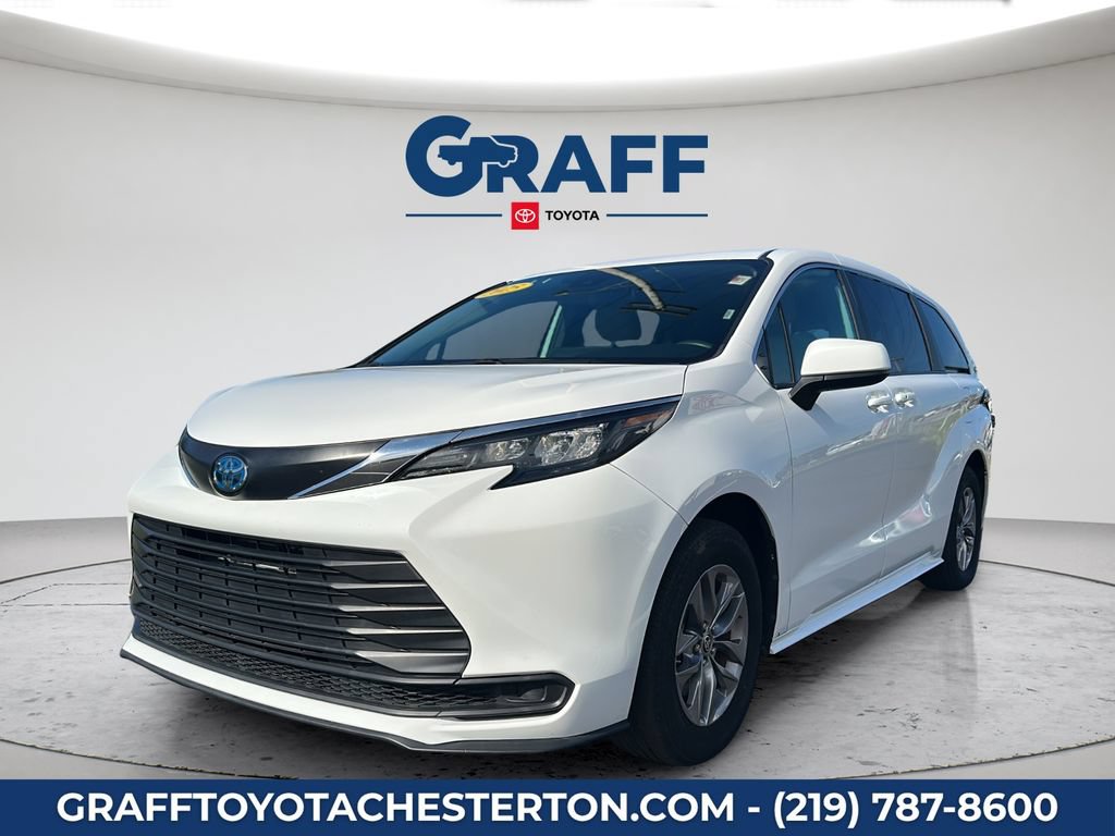 Used 2025 Toyota Sienna LE FWD image 1
