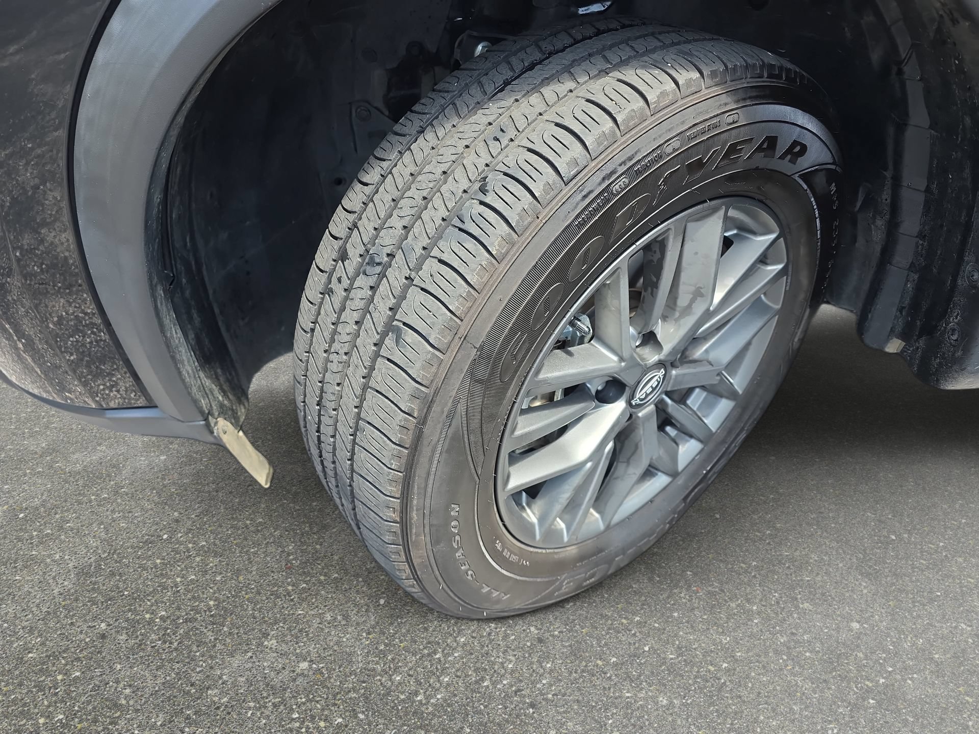 Used 2024 Nissan Rogue S FWD image 29