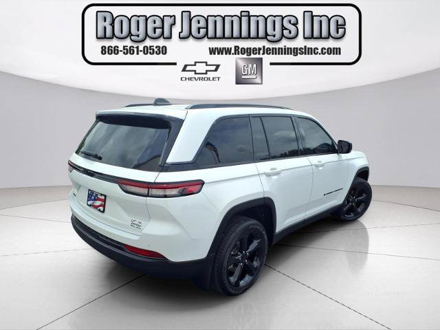 Used 2023 Jeep Grand Cherokee Altitude AWD/4WD image 4