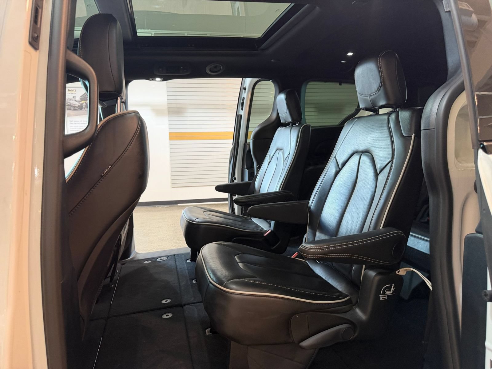Used 2025 Chrysler Pacifica Limited FWD image 27