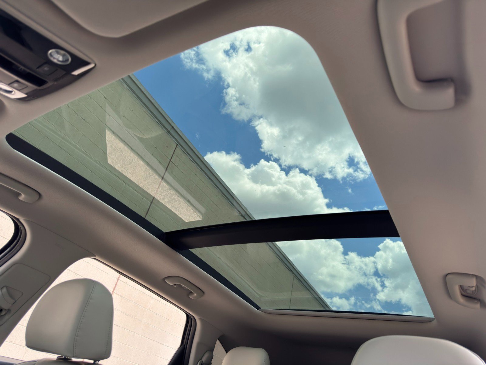 Used 2022 Kia Sorento S w/ Panoramic Sunroof Package FWD image 11