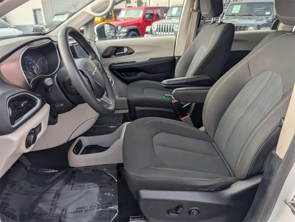 Used 2023 Chrysler Voyager LX image 23