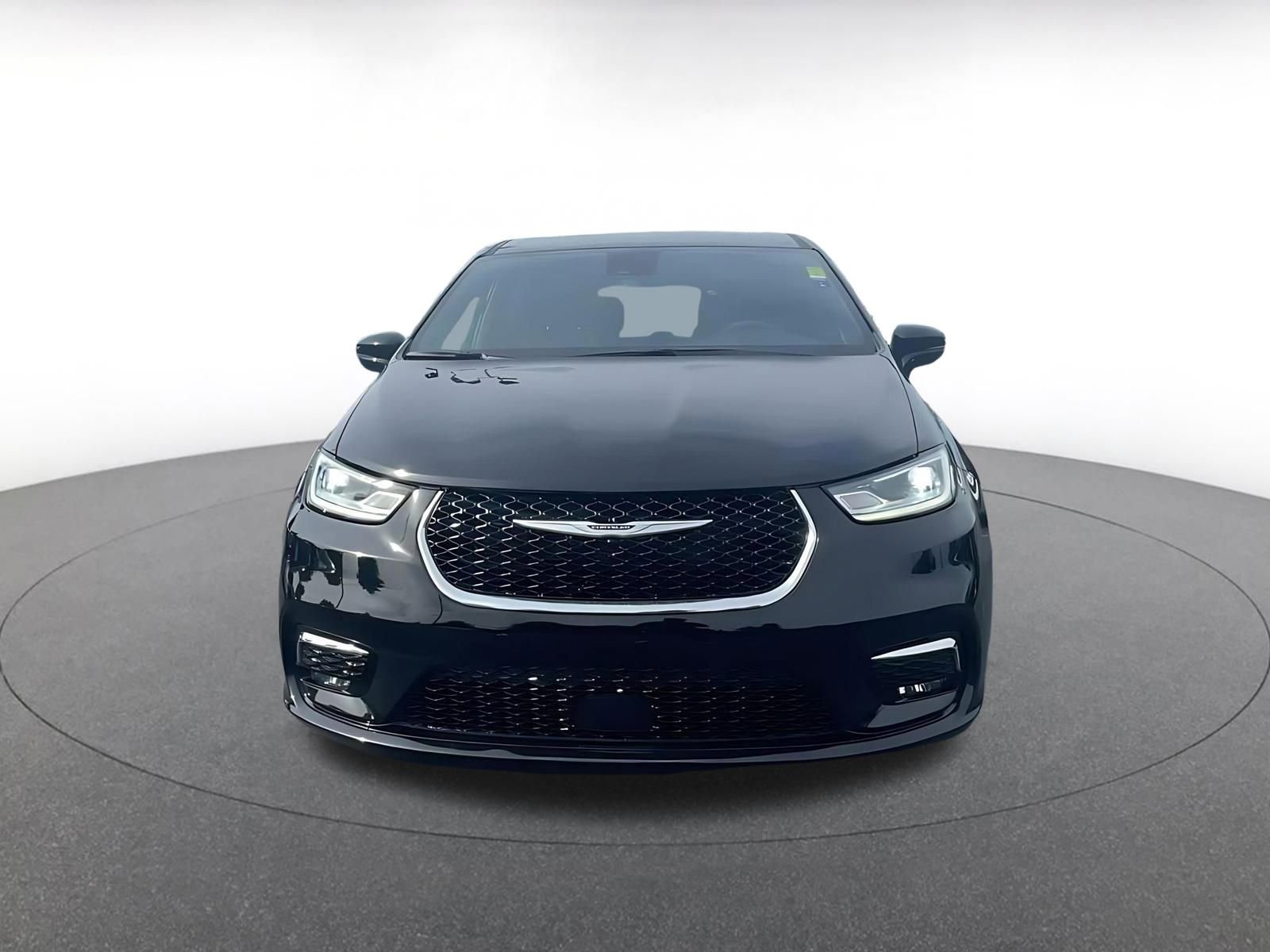 Used 2025 Chrysler Pacifica Select image 4